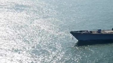 Donanma gemisi açık okyanus üzerinde