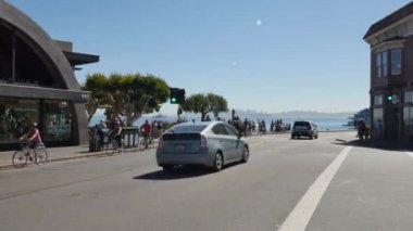 Bicyclists yolculuk şehir Sausalito California içine