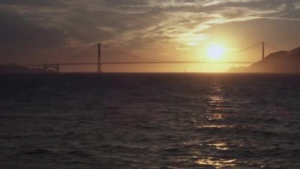 Ponte cancello dorato al tramonto — Video Stock