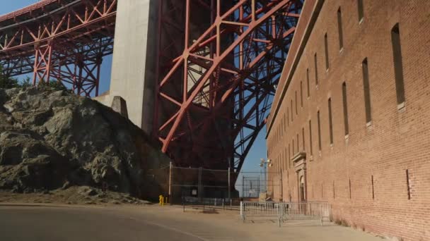 Bajo la superestructura Golden Gate Bridge — Vídeos de Stock