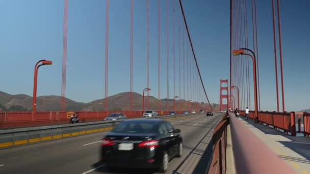 Verkeer passeert Golden Gate Bridge — Stockvideo