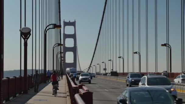 Trafik passerar över Golden Gate-bron — Stockvideo