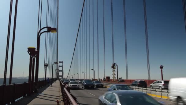 Trafiken på Golden Gate Bridge — Stockvideo