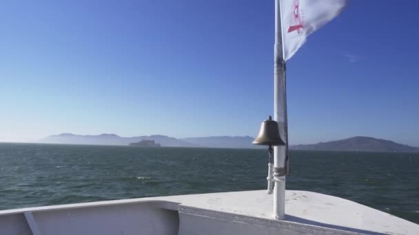 Ilha de Alcatraz vista de um ferry de passageiros — Vídeo de Stock