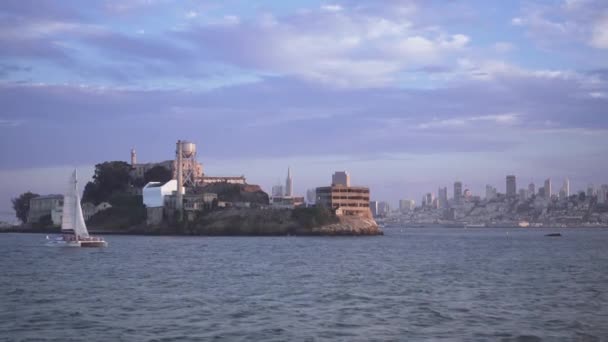 Alcatraz Island skymningen upprättande shot — Stockvideo