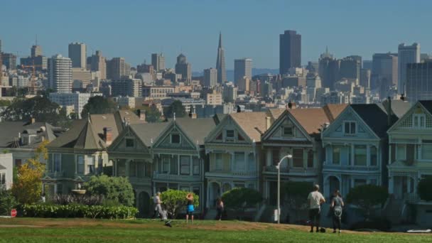 San Francisco 'da Boyanmış Kadınlar Viktorya Dönemi Evleri — Stok video