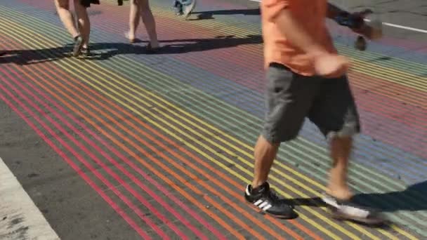 Regenbogen bemalte Armbrust im Castro-Viertel — Stockvideo