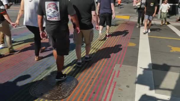 Regenboog geschilderde crosswalk in Castro district — Stockvideo