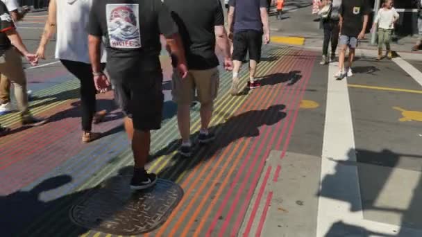 Regenbogen bemalte Armbrust im Castro-Viertel — Stockvideo