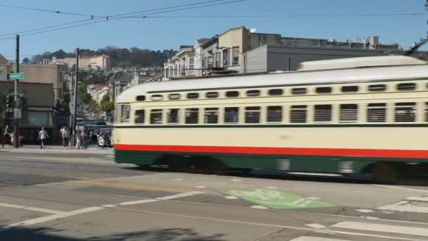San Francisco Street Car στο Market Street στην περιοχή της ιεραποστολής — Αρχείο Βίντεο