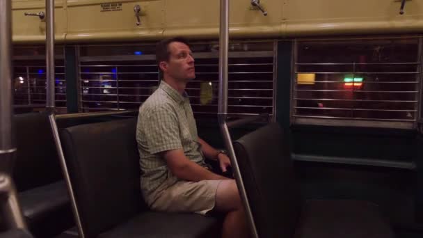 Férfi túrák San Francisco villamos éjjel — Stock videók