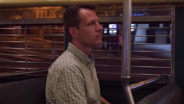 Muž na koni San Francisco tramvaj v noci — Stock video
