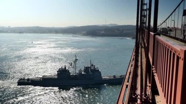 Корабль ВМС проходит под мостом Золотые Ворота — стоковое видео