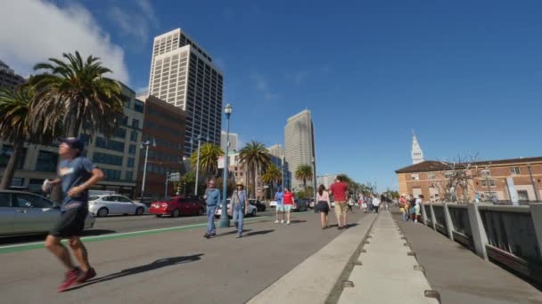 Folk går på Embarcadero i San Francisco — Stockvideo