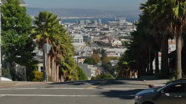 Крутая улица в районе Сан-Франциско Хайт-Эшбери — стоковое видео