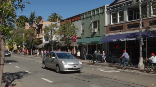 Fietsers rijden in centrum Sausalito Californië — Stockvideo
