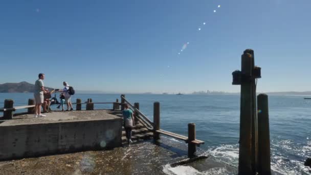 Turister i Sausalito Visa San Francisco Skyline — Stockvideo