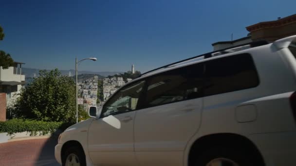 Otomobil sürücüsü Lombard Street San Francisco içinde aşağı — Stok video