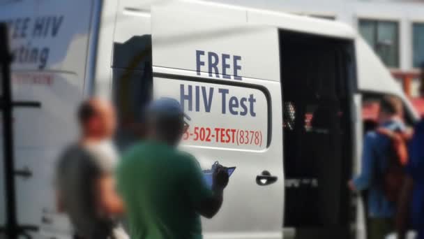 Hiv aids test van auf castro street — Stockvideo