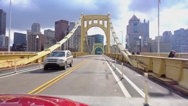 Sürüş üzerinde Roberto Clemente köprü Pittsburgh — Stok video