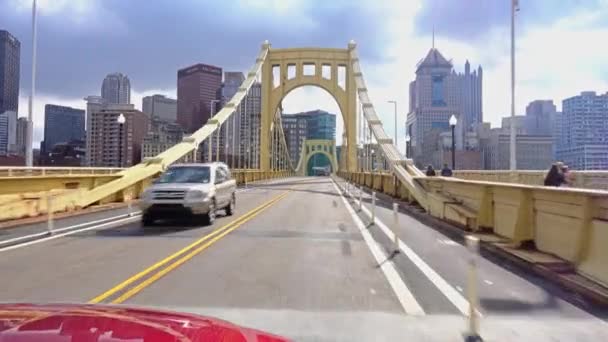 Drijvende Over Roberto Clemente brug in Pittsburgh — Stockvideo