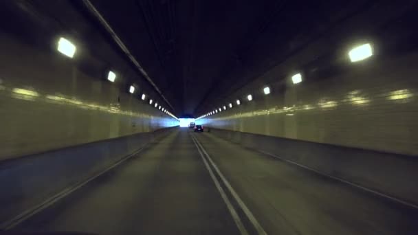 Punto de vista del conductor saliendo del túnel Fort Pitt en Pittsburgh — Vídeo de stock