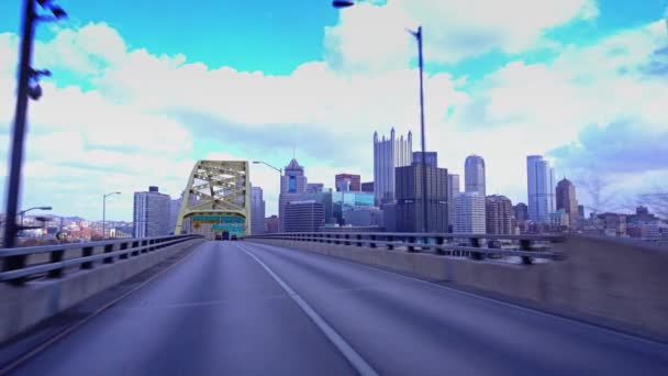 Salida del túnel de Fort Pitt con vista al horizonte de Pittsburgh — Vídeos de Stock
