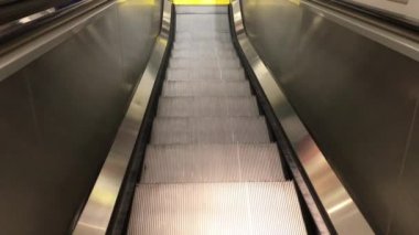 POV binme yürüyen merdivenle