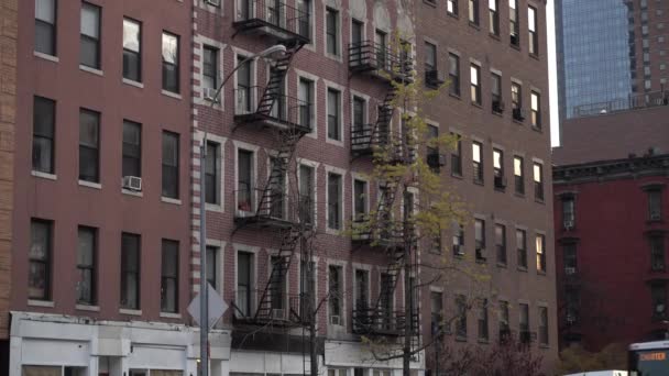 Edificio Típico de Apartamento en Manhattan Estableciendo Shot — Vídeos de Stock