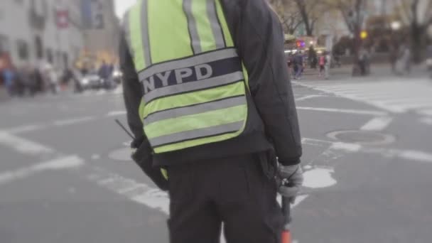 New York politieagent regisseert verkeer — Stockvideo