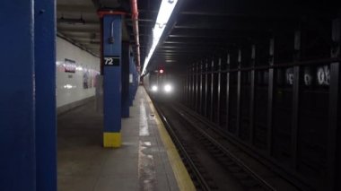 Metro yaklaşımlar 72 Street platformu