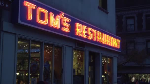 Tom's Restaurant Marquee Shot nacht tot oprichting van — Stockvideo