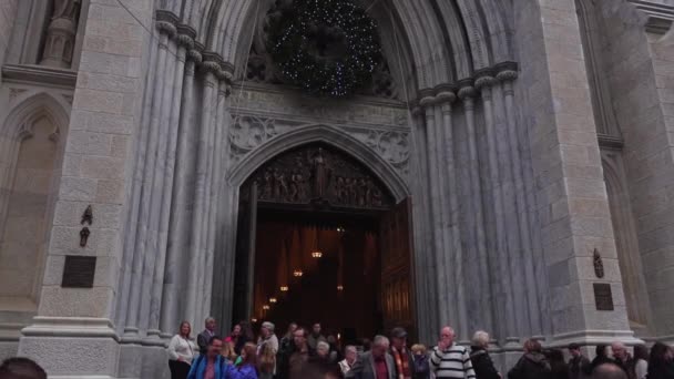 Відвідування туристами Сент Patrick собор під час Різдвяного сезону — стокове відео