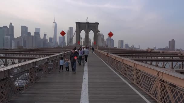 POV wandelen Over Brooklyn Bridge — Stockvideo