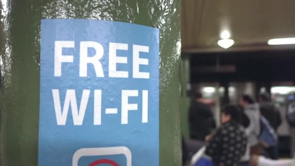 Бесплатный Wi-Fi знак на станции метро Манхэттена — стоковое видео