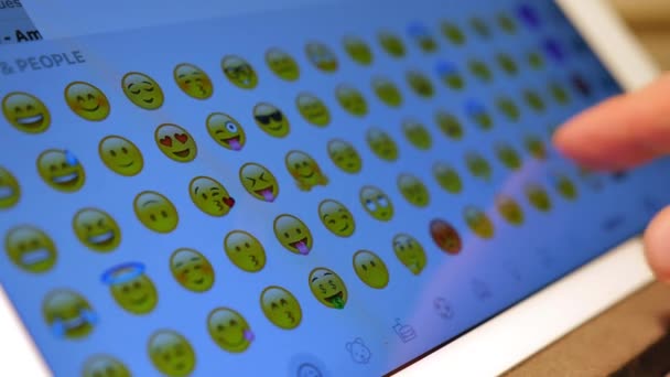 Procurando ícones Emoji em um Tablet PC — Vídeo de Stock