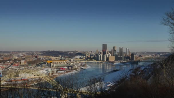 Weite Pittsburgh Winter Dämmerung Zeitraffer vereiste Flüsse — Stockvideo