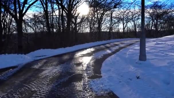 POV promenader på isig trottoar — Stockvideo