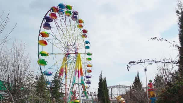 Roda gigante colorida em um dia nublado — Vídeo de Stock