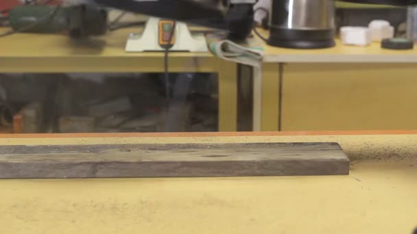 Tesař přestavbě dřevěné prkno s elektrické letadlo detail — Stock video