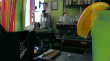 mavi ve yeşil kokteyl çubuğu portakal dilimleri ile dekore edilmiştir. dolly vurdu.