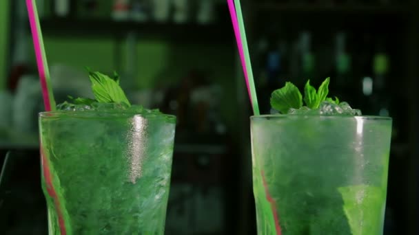 Dolly shot čtyři osvěžující koktejly v baru — Stock video
