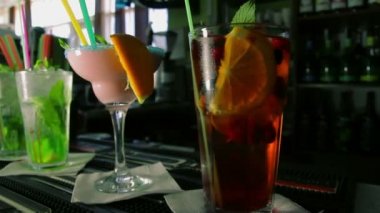 Dolly shot bar üzerinde dört serinletici kokteyller