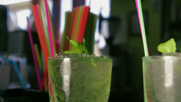Dolly shot de quatro coquetéis refrescantes no bar — Vídeo de Stock