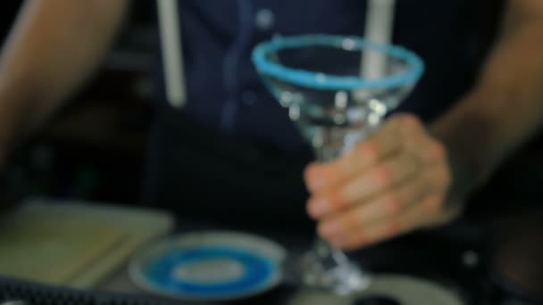 De barman zet op de bar een leeg glas met suiker velg — Stockvideo