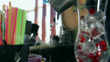 Dolly kadeh kokteyl shaker dan glas dolup barmen