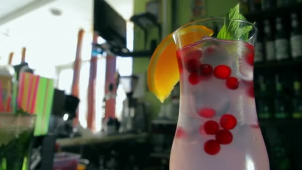 Dolly shot di cocktail rinfrescante con mirtillo, arancia e menta — Video Stock