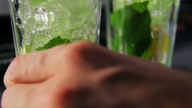 buz ve şurubu Cam karıştırma barmen