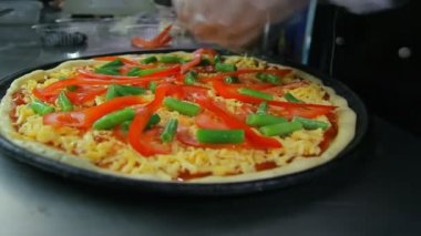 Pizza chef koyarak kırmızı biber Dolly atış