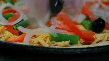 Zeytin pizza üzerine koyarak Şef